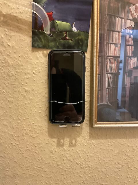 Selbstgebastelte Smartphonehalterung mit Smartphone darin <br>(Dank an das iPad für das Foto!)