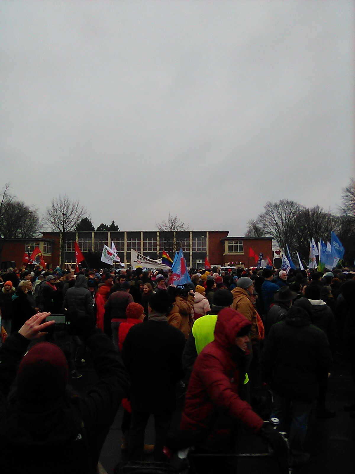 Ende des Demonstrationsszuges an der Glück-Auf-Halle