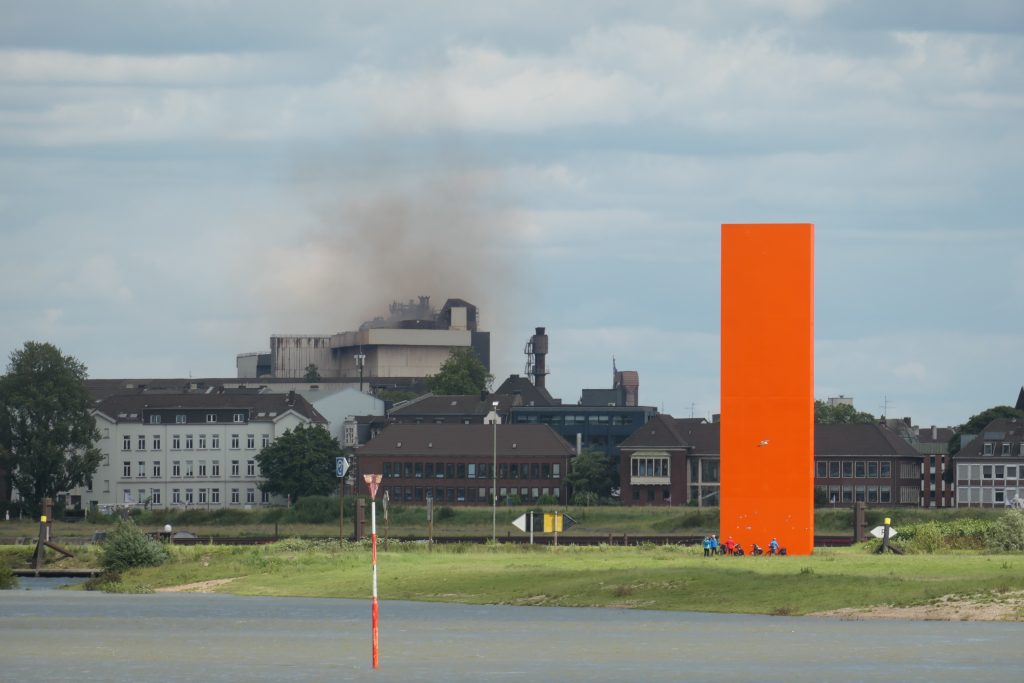 Rheinorange, im Hintergrund Rauch