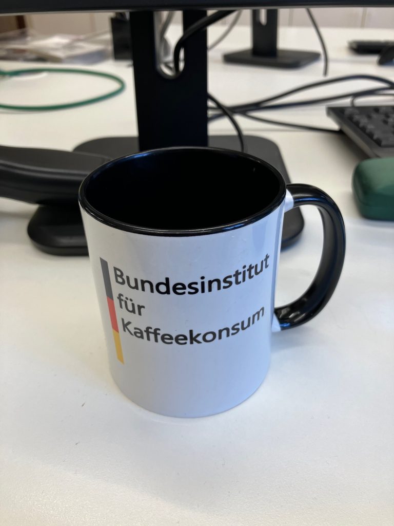 Kaffeetasse mit Aufdruck:
"Bundesinstitut für Kaffeekonsum"