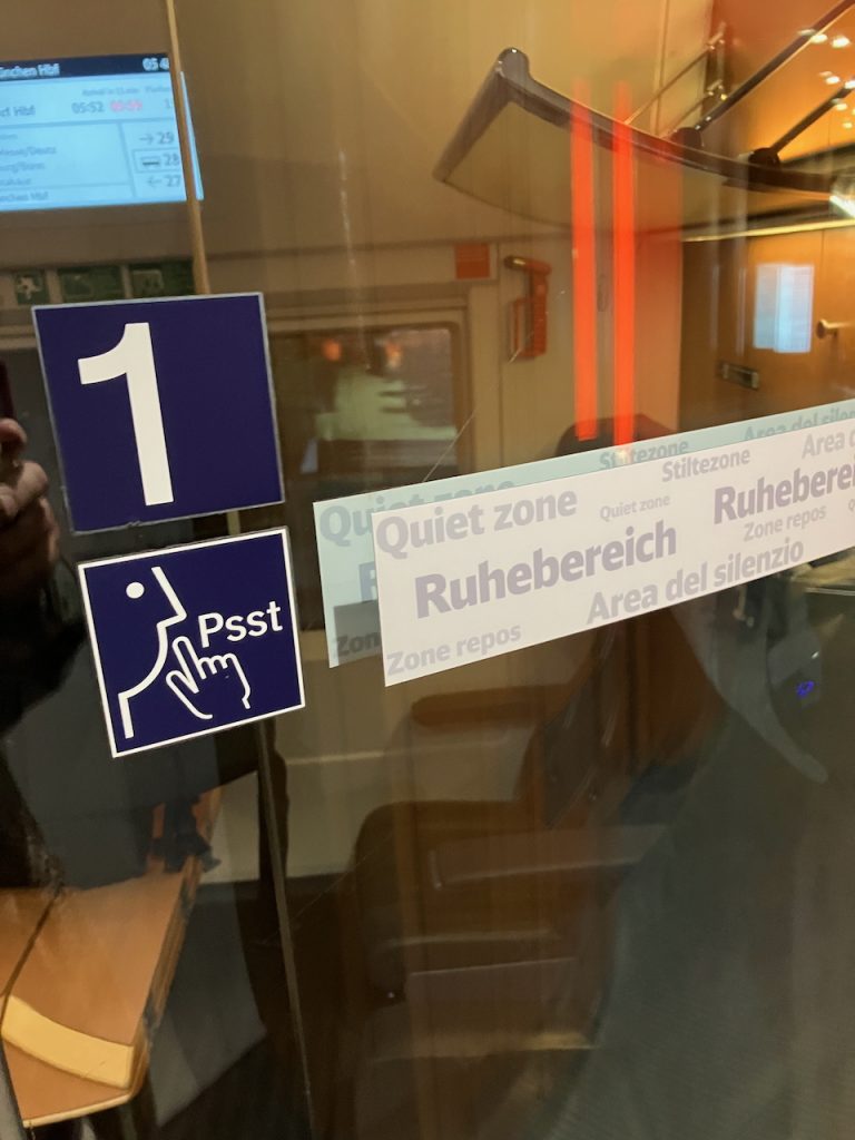 Schild Ruhebereich im ICE
