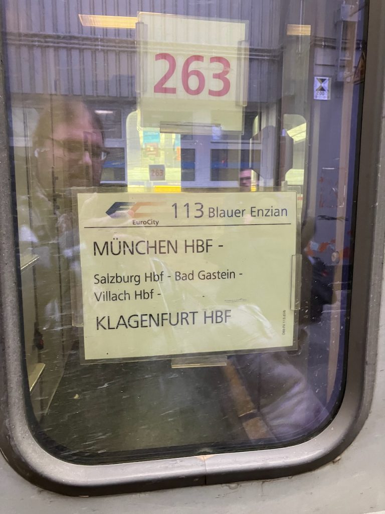Zugschild EC 113 ,,Blauer Enzian'' von München Hbf nach Klagenfurt Hbf