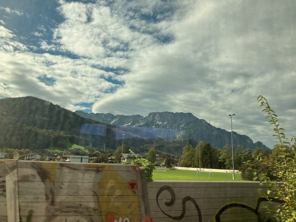 Foto der Alpen aus dem Zug heraus.