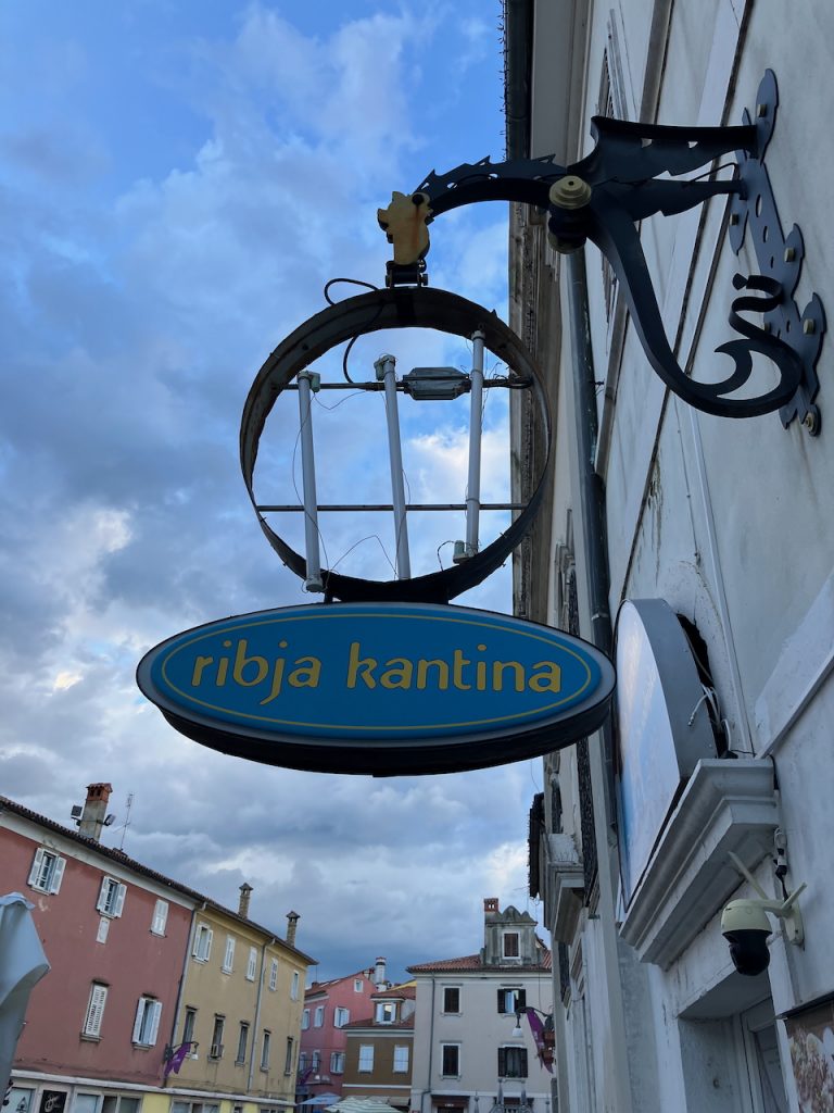 Schild mit Aufschrift: ,,Ribja Kantina''