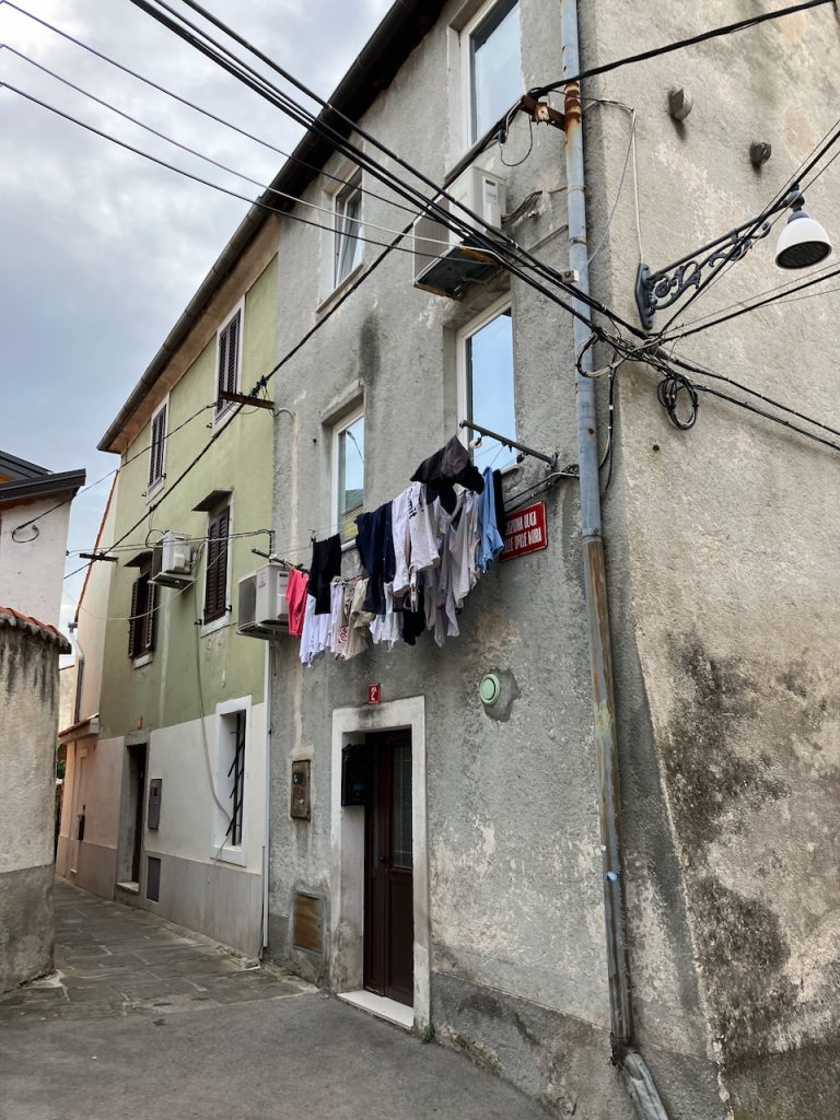 Wäscheleine in einer Gasse in Koper