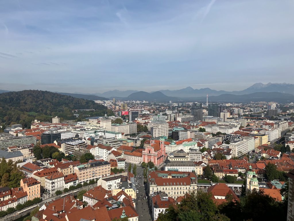 Stadtpanorama Ljubljana, im Hintergrund Berge