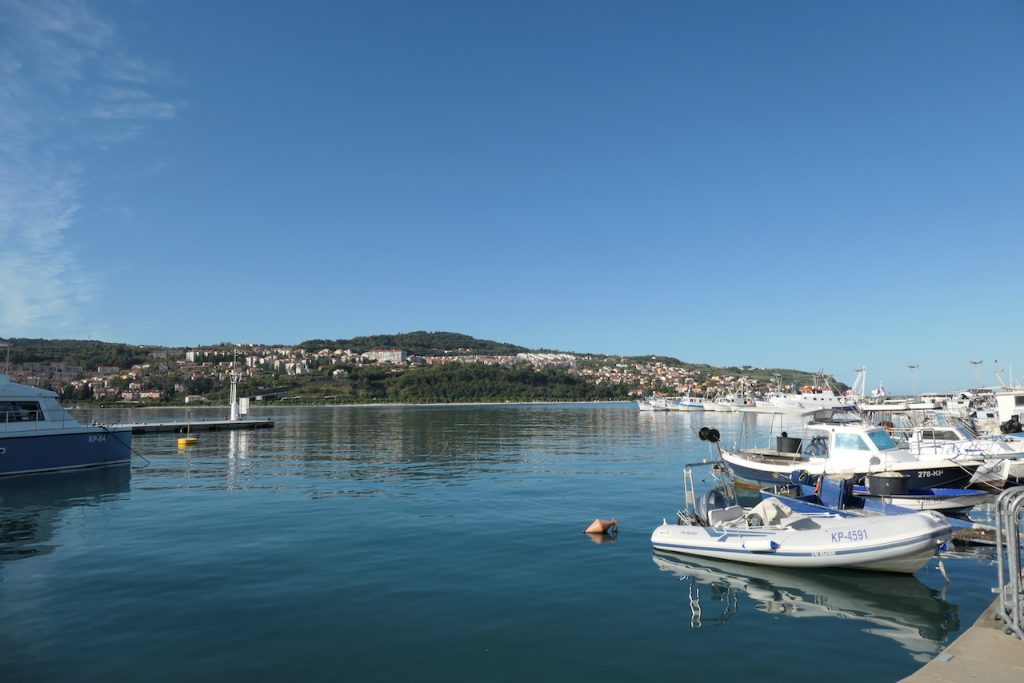 Yachthafen Koper. Boote liegen im Wasser.