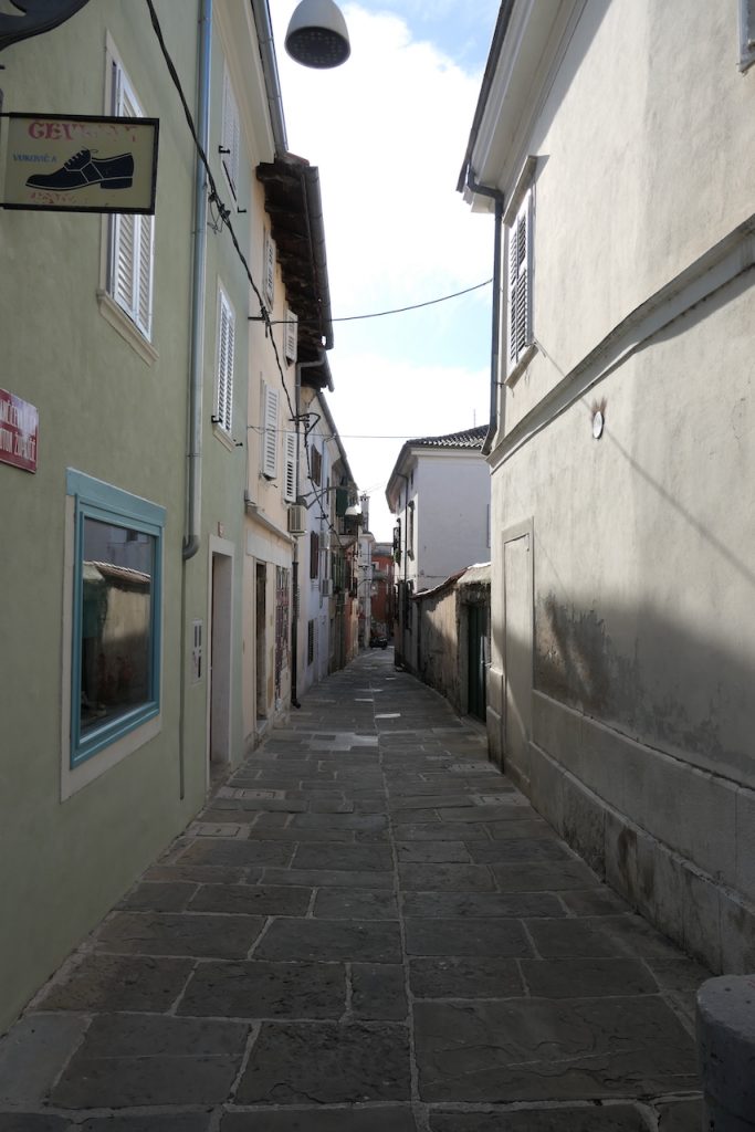 Blick in eine Gasse der Altstadt in Koper