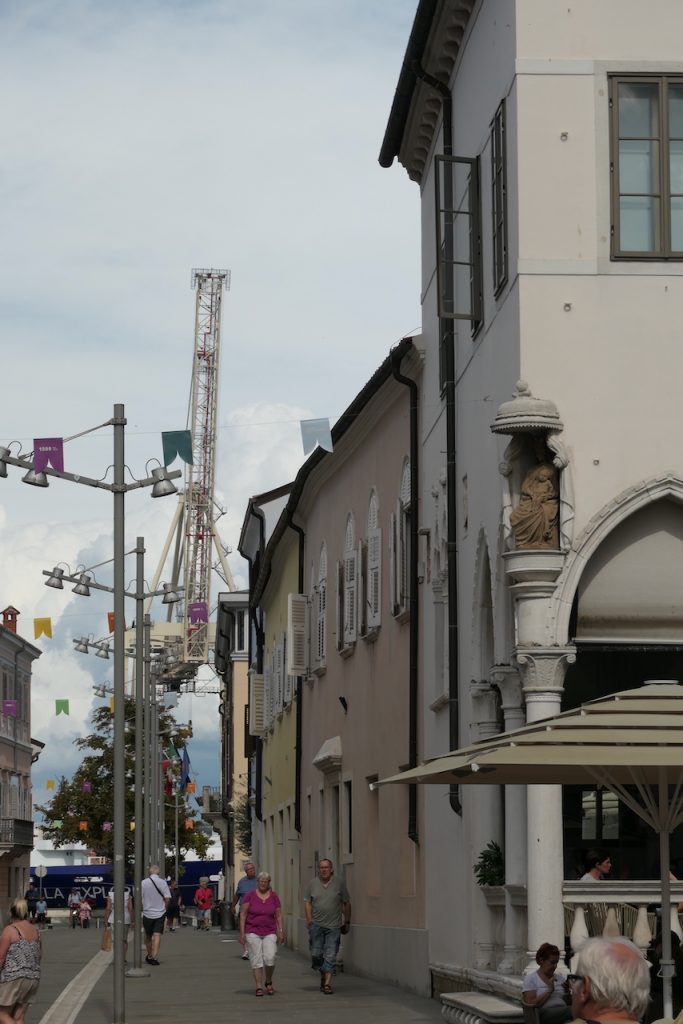 Blick vom Tito-Platz zum Hafen: Alte Gebäude und moderne Kräne