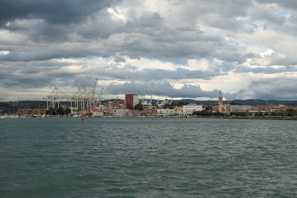 Blick übers Meer auf den Hafen Koper