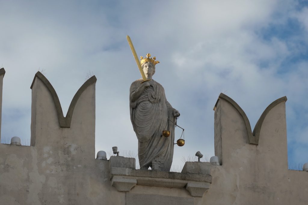 Statue der Justitia auf der Fassade dem Prätorianer-Palast. 