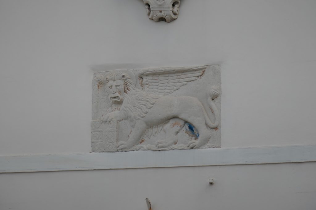Relief des geflügelten venezianischen Löwen in der Fassade des Prätorianer-Palasts.