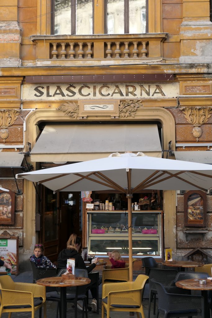 Eisdiele in Ljubljana, Aufschrft: ,,Slaščičarna''
