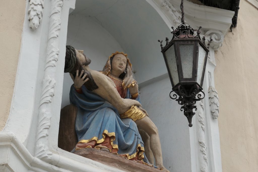 Eine Pieta. Die Mutter Gottes guckt irgendwie unbeteiligt.