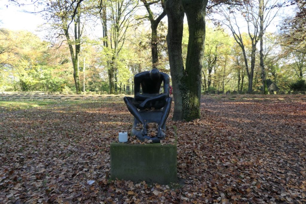 Skulptur „Sitzender Jüngling“ von Wilhelm Lehmbruck