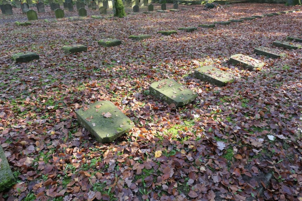 Ebenerdig liegende Grabplatten