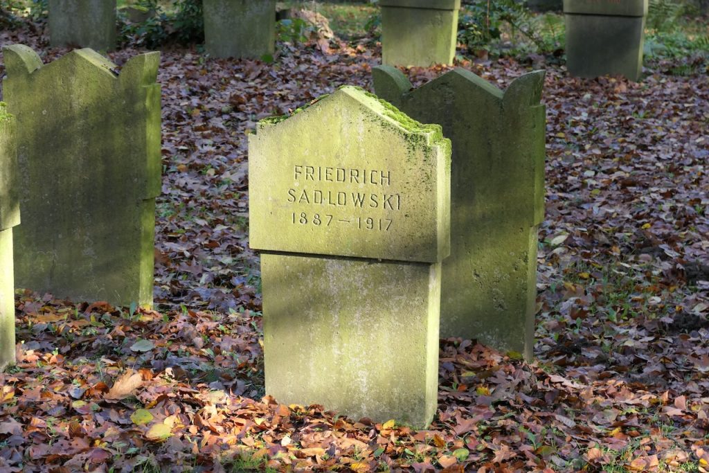 Grabstein. Aufschrift ,,Friedrich Sadlowski'' 1887 - 1917