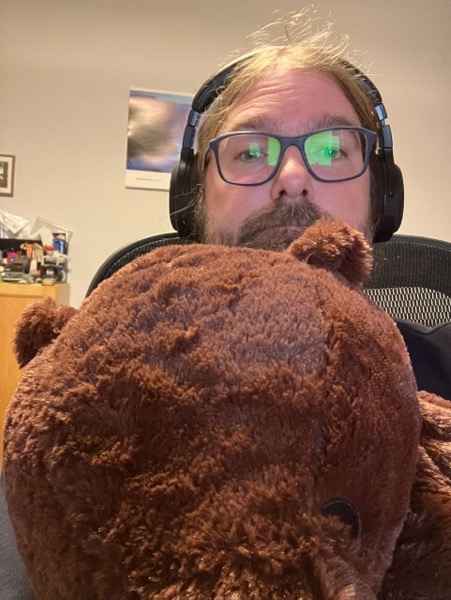IMG_5354.jpeg Flusskiesel mit Schutzbären (ein großer, brauner Teddy)