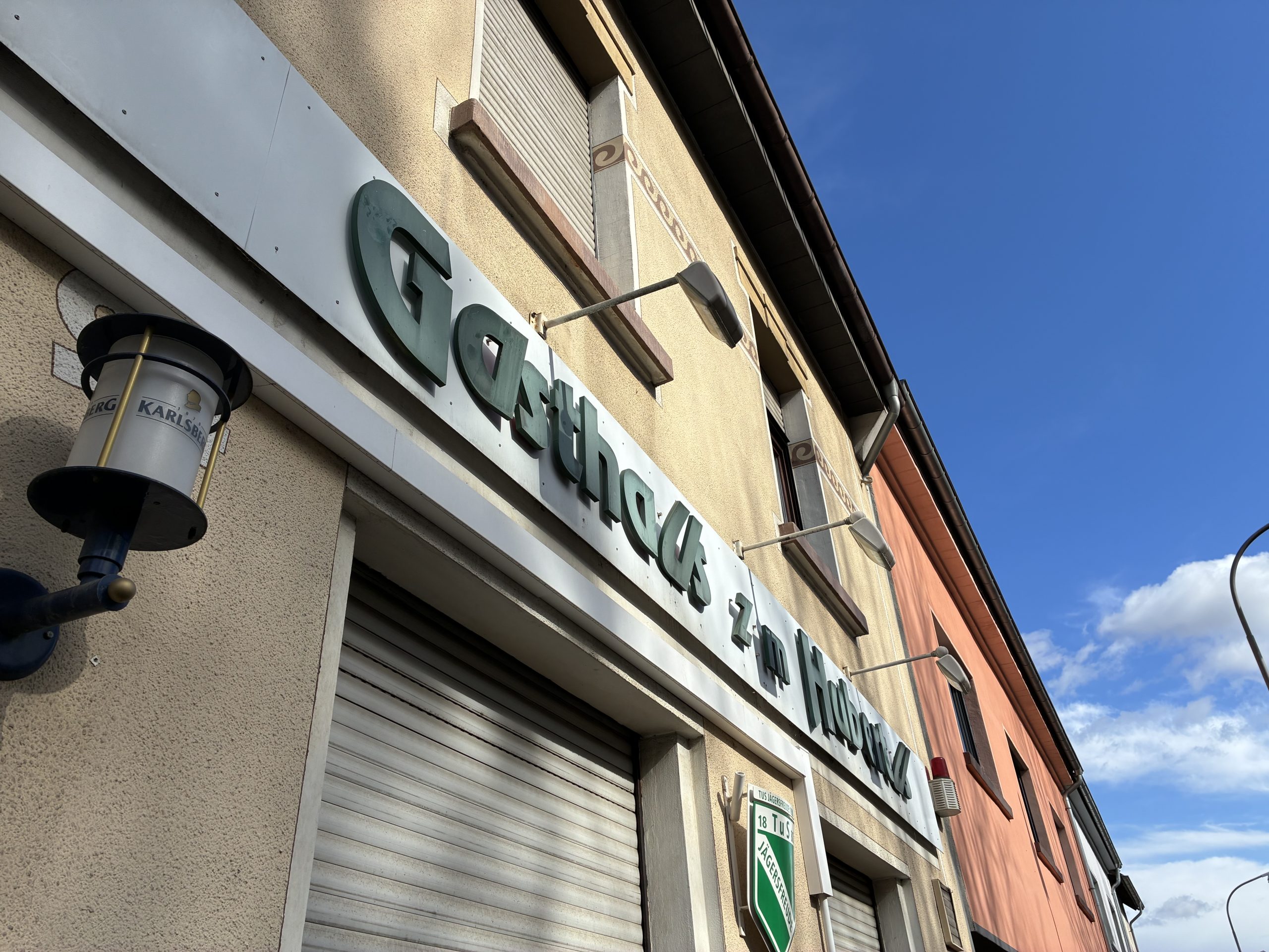 Gasthaus zum Hubertus: Abklappende Buchstaben