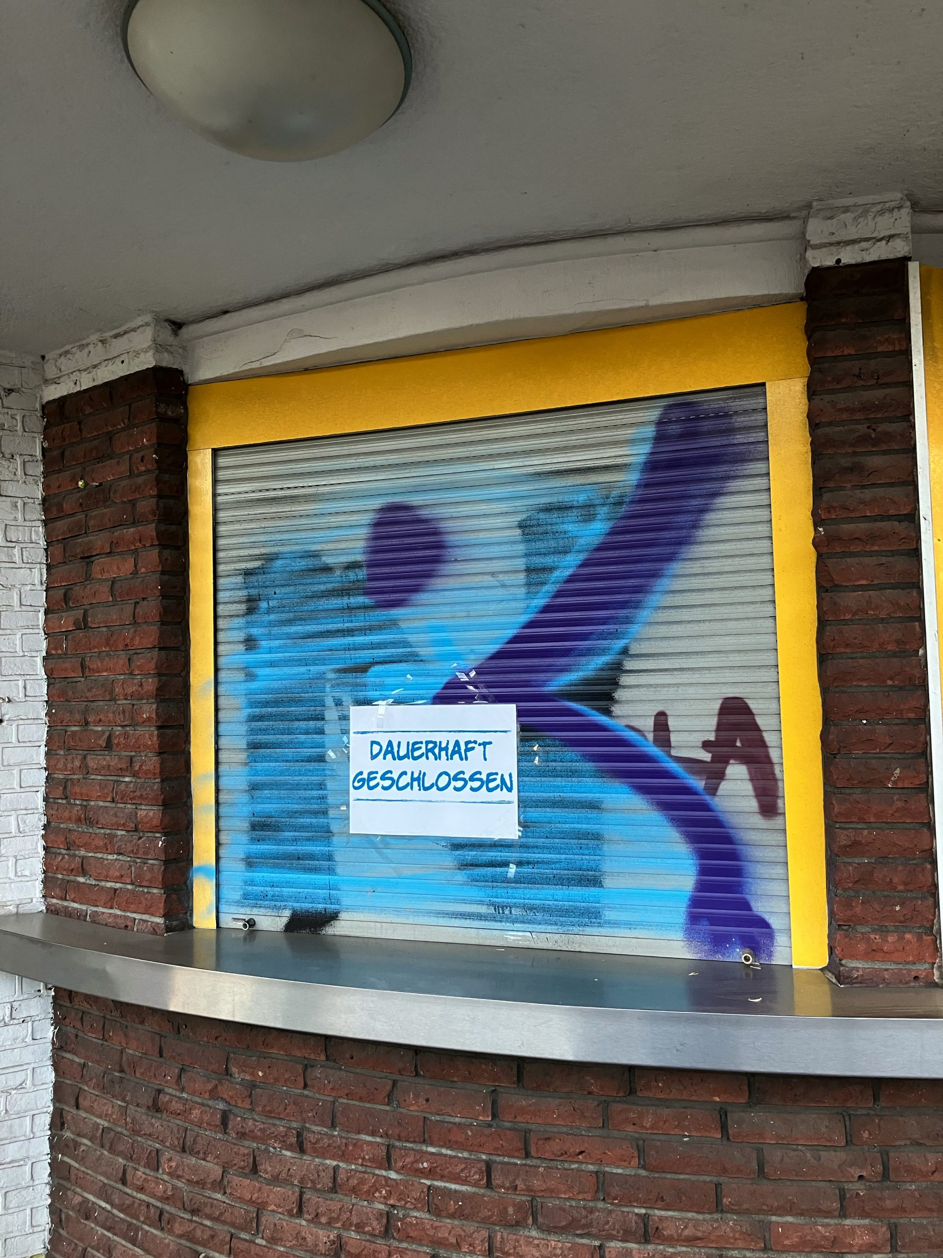Schild ,,Dauerhaft geschlossen’’