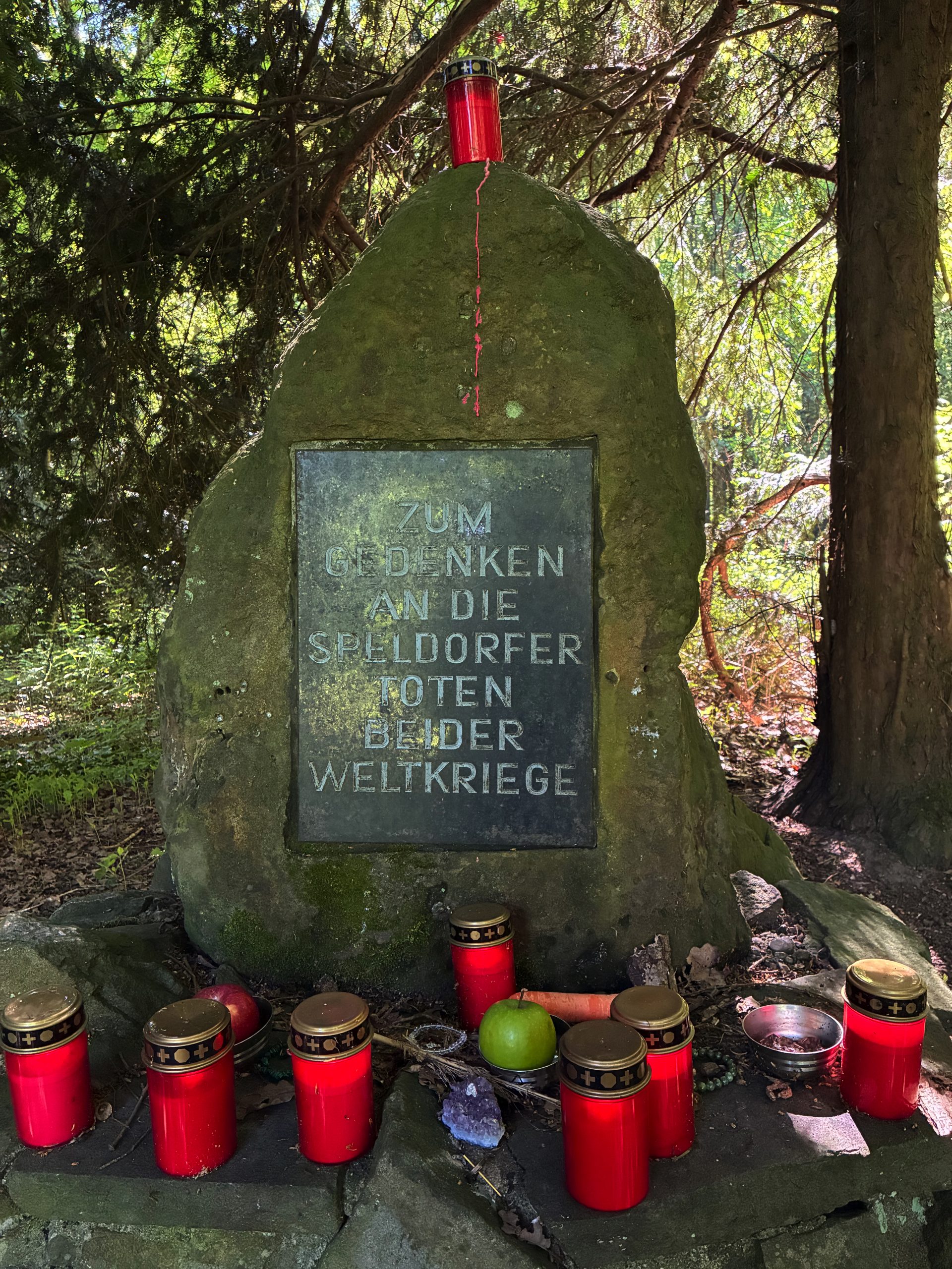 Speldorfer Ehrenmal mit Opfergaben