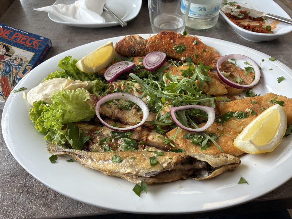 Teller voll mit gegrilltem Fisch