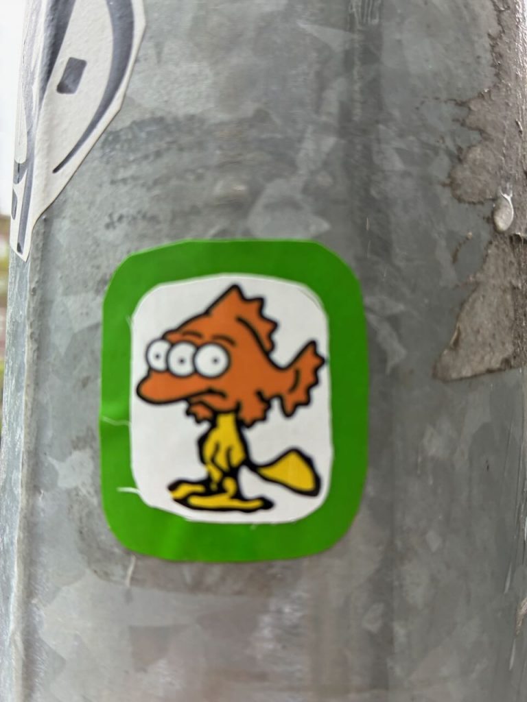 Der Vogel Woodstock mit dem dreiäugigen Fisch aus den Simpsons Blinky.