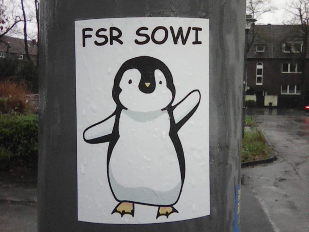 Ein gezeichneter Pinguin steht aufrecht und winkt mit einer Flosse. Darüber steht in Großbuchstaben: „FSR SOWI“.